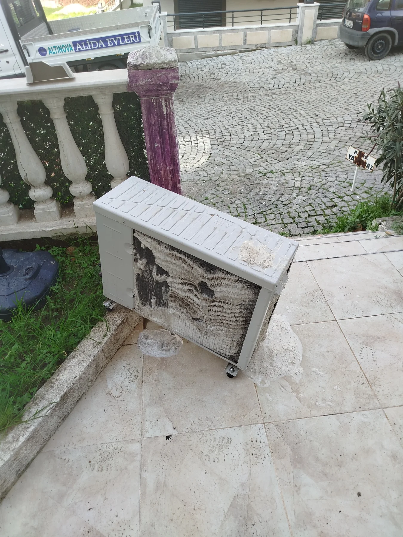 Bakım öncesi yoğun kirlenmiş dış ünite serpantini