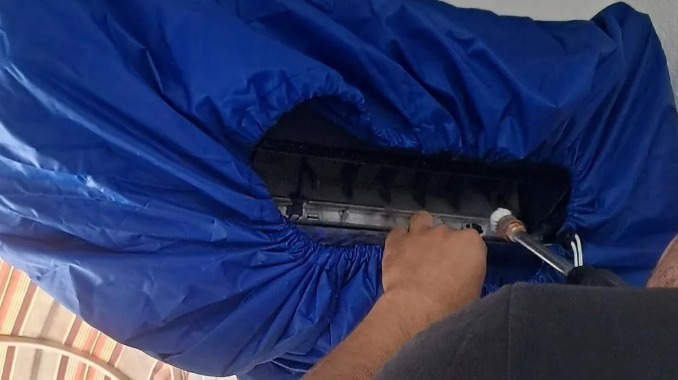 Split klima iç ünitede kontrollü yıkama uygulaması
